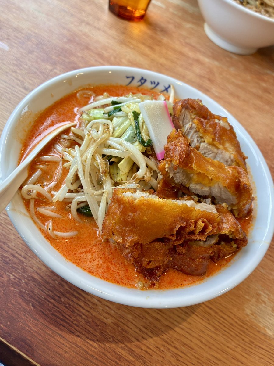 BABA_MUTEKI's tweet photo. 極濃湯麺 フタツメ 越戸店@宇都宮市
辛い排骨タンメン

フライパン音がワクワクそそる🤭

クリーミー濃厚スープ🎶シャキシャキ野菜の旨み合わさり旨い🙌🏾
もっちり食感の麺がたまらん美味さ😋カレー風味のパイコーはパリパリ衣楽しんだり沈めて楽しんだりと最高💯

ボリューミーな一杯で腹パン🙏🏾
ゴッ様 https://t.co/zu59Icf6Cg