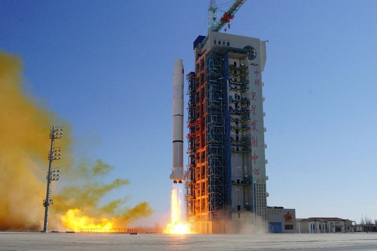 DWatsonfdz's tweet image. 🇩🇿🇨🇳 Le satellite algérien AlSat-3A lancé par une fusée Long March-2C depuis la Chine. Il fournira des images pour l’aménagement, l’agriculture, surveillance du territoire et sécurité nationale en analysant des changements géographiques, infrastructures et mouvements logistiques.