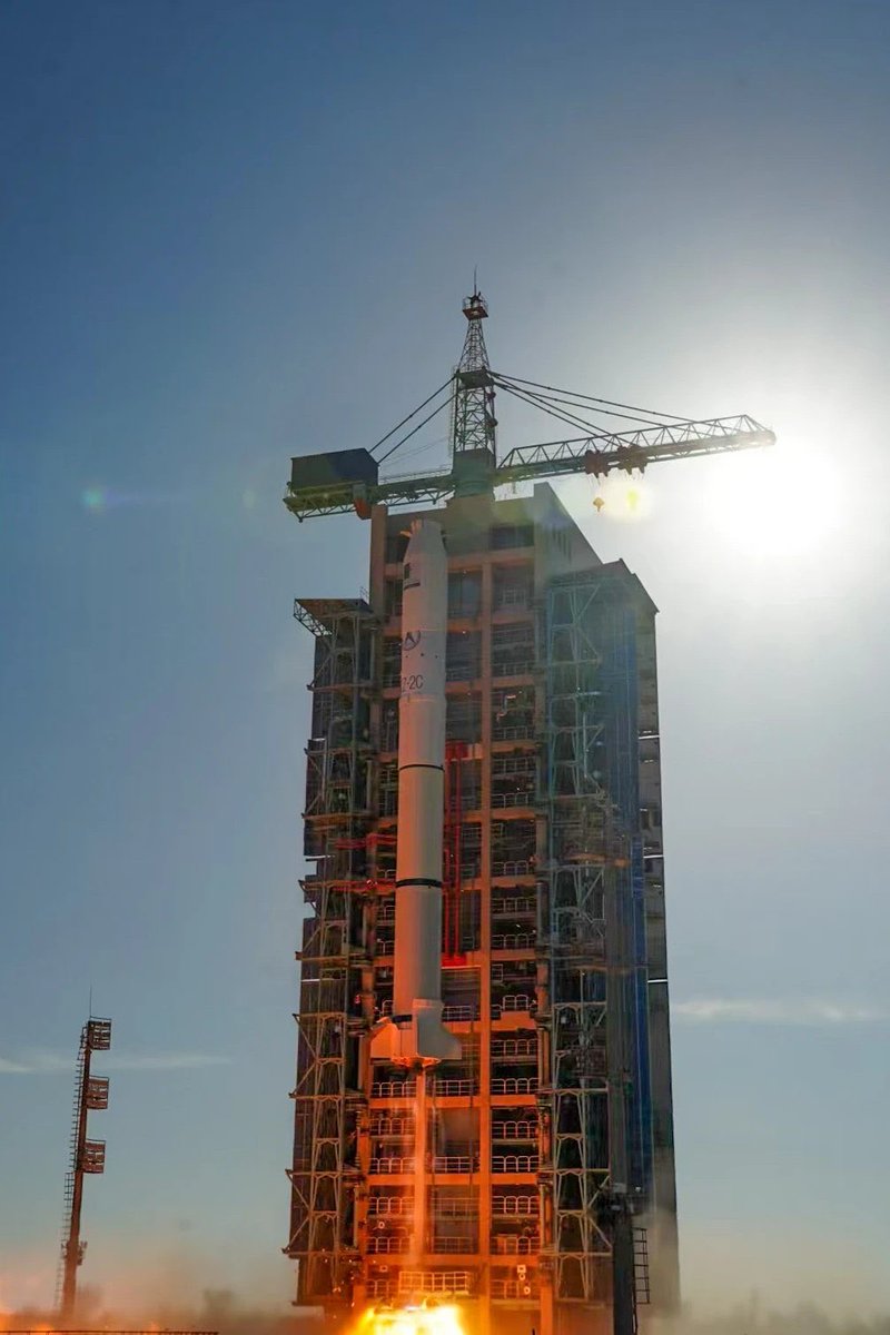 DWatsonfdz's tweet image. 🇩🇿🇨🇳 Le satellite algérien AlSat-3A lancé par une fusée Long March-2C depuis la Chine. Il fournira des images pour l’aménagement, l’agriculture, surveillance du territoire et sécurité nationale en analysant des changements géographiques, infrastructures et mouvements logistiques.