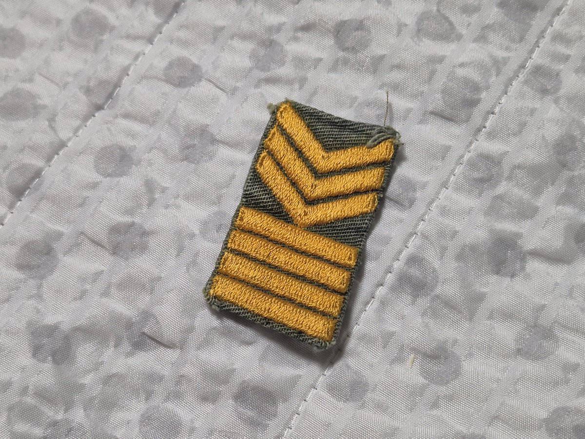 70년대 상사 계급장

동 형태를 80년대에도 사용하였지만 형태와 사용된 원단으로 보아 아마 70년대 것으로 보입니다

71패턴 전투복에 세팅해줄 생각으로 구입했습니다