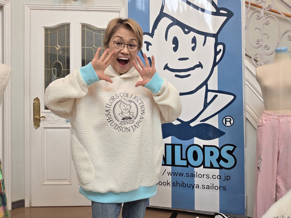 shibuyasailors's tweet image. 初の「モコモコシリーズ」ビッグパーカーが登場！
​ホイップみたいな柔らか素材に、伝統の刺繍を贅沢に施した自信作です。
軽くて、温かくて、とにかく可愛い…！
​✅ 男女兼用ワンサイズ
✅ シックな黒 or 清潔感の白
✅ 1/17(土) 12:00 発売開始！sailors.thebase.in
​
#セーラーズ #SAILORS