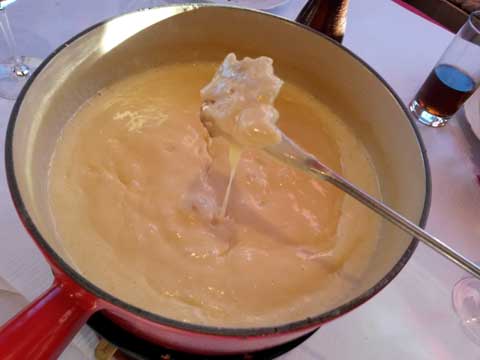 Restaurant Café du Midi, Fribourg guidegastronomique.ch/restaurants/re…  #fondue #restaurant #fribourg #suisse #switzerland #freiburg #schweiz #gastronomie #foodie #foodblog