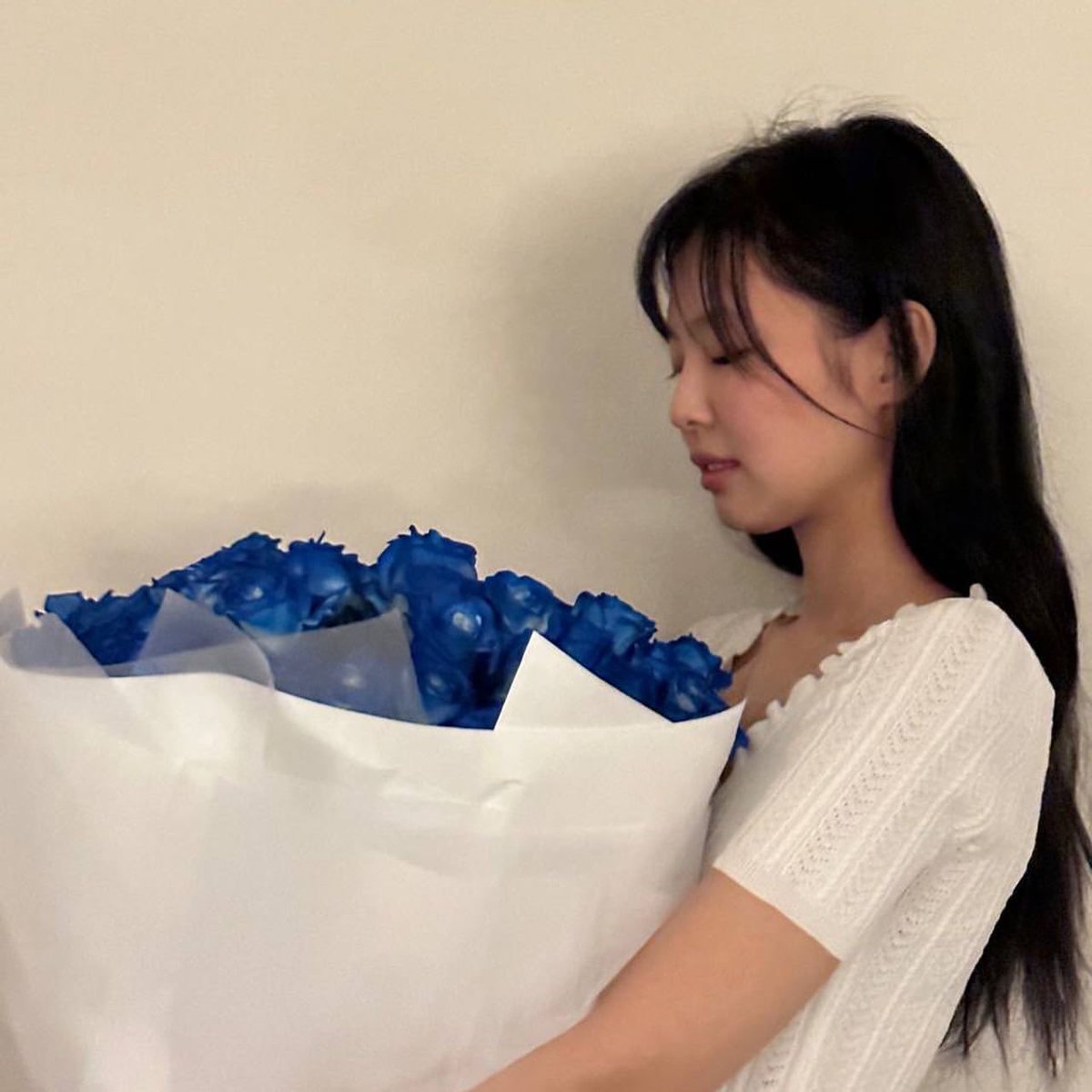 Every year, her mom sends her blue roses so sweet. Jennie is already celebrating her birthday with Mama Kim, and their bond is just the most adorable.