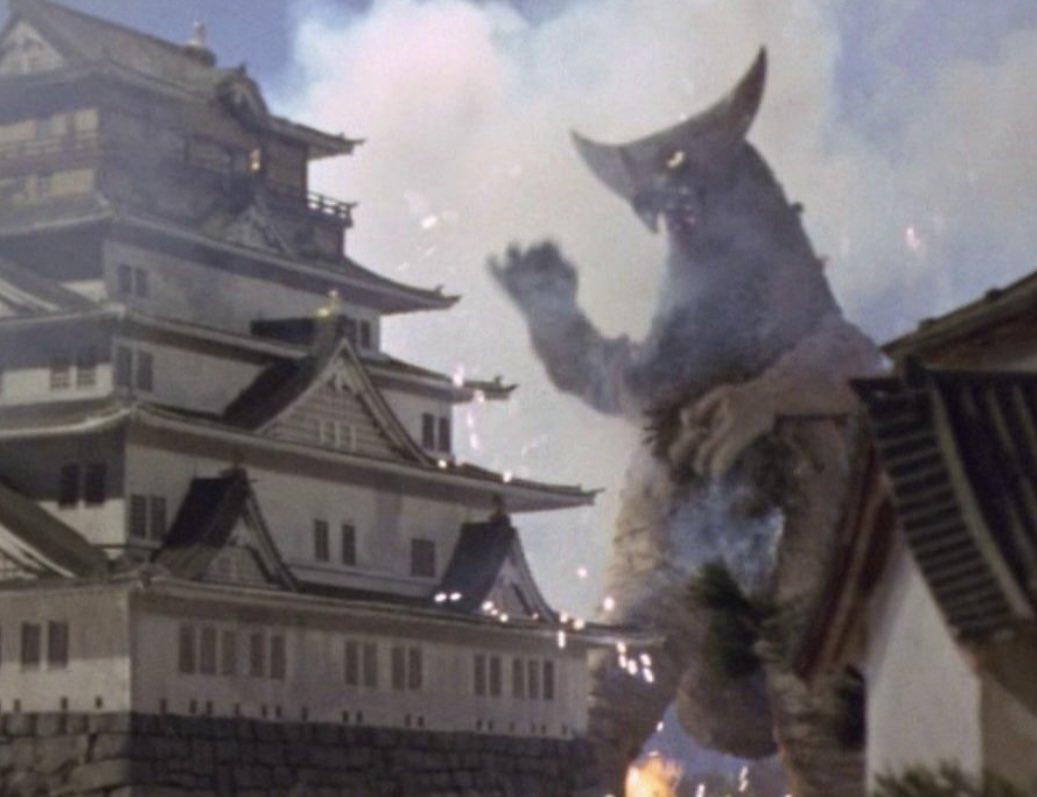 final154's tweet image. ＃ウルトラマン
＃怪獣殿下
＃怪獣殿下・後編
＃ゴモラ
＃ゴモラの日
＃ゴモラの命日

放送59周年にして初代ゴモラ「命日」でもあります。

一度は「ウルトラマン」を退け大阪市内で大暴れし「大阪城」までも破壊するが､尻尾と角を失い最期を迎える・・・連れてこられた経緯からして何とも(T . T)