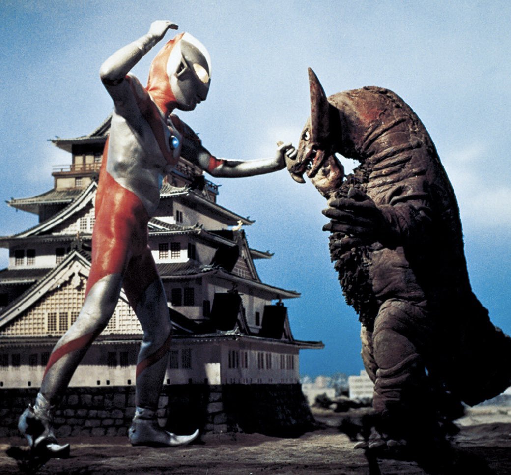 final154's tweet image. ＃ウルトラマン
＃怪獣殿下
＃怪獣殿下・後編
＃ゴモラ
＃ゴモラの日
＃ゴモラの命日

放送59周年にして初代ゴモラ「命日」でもあります。

一度は「ウルトラマン」を退け大阪市内で大暴れし「大阪城」までも破壊するが､尻尾と角を失い最期を迎える・・・連れてこられた経緯からして何とも(T . T)