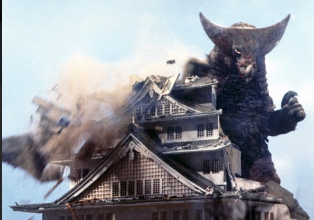 final154's tweet image. ＃ウルトラマン
＃怪獣殿下
＃怪獣殿下・後編
＃ゴモラ
＃ゴモラの日
＃ゴモラの命日

放送59周年にして初代ゴモラ「命日」でもあります。

一度は「ウルトラマン」を退け大阪市内で大暴れし「大阪城」までも破壊するが､尻尾と角を失い最期を迎える・・・連れてこられた経緯からして何とも(T . T)