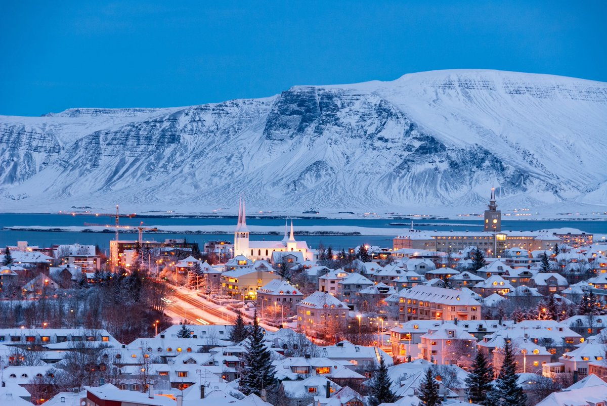 JordiCruzS's tweet photo. Ara que Groenlàndia està de moda, sabeu quants noms tenen els inuits per referir-se a la neu? Creieu que els països nòrdics i les muntanyes nevades són un bon escenari per a una història d'amor?
#40nomsdelaneu
@penguinllibres https://t.co/WP1bPrpI4G