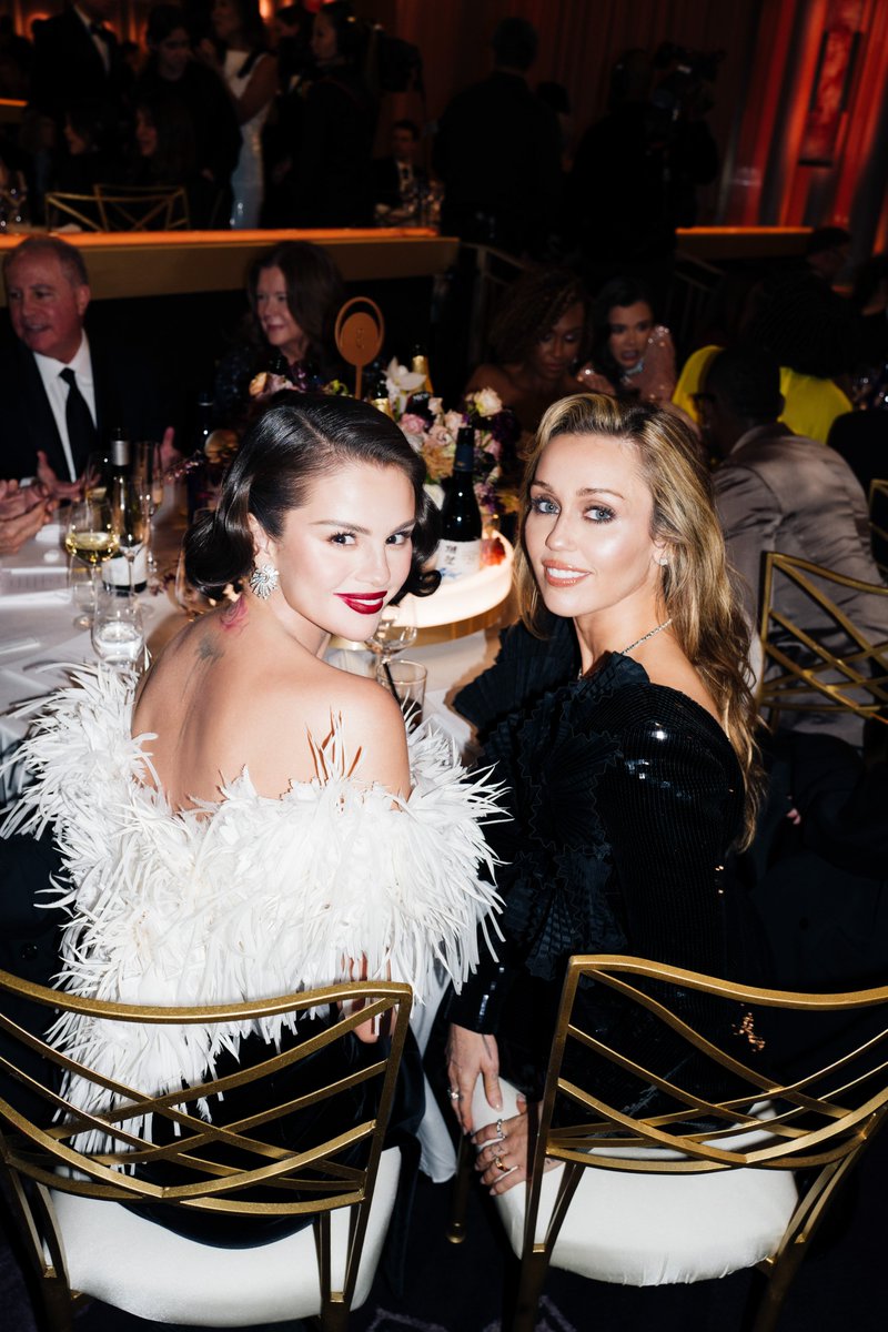 👀Alex Russo and Hannah Montana walk into the #GoldenGlobes...