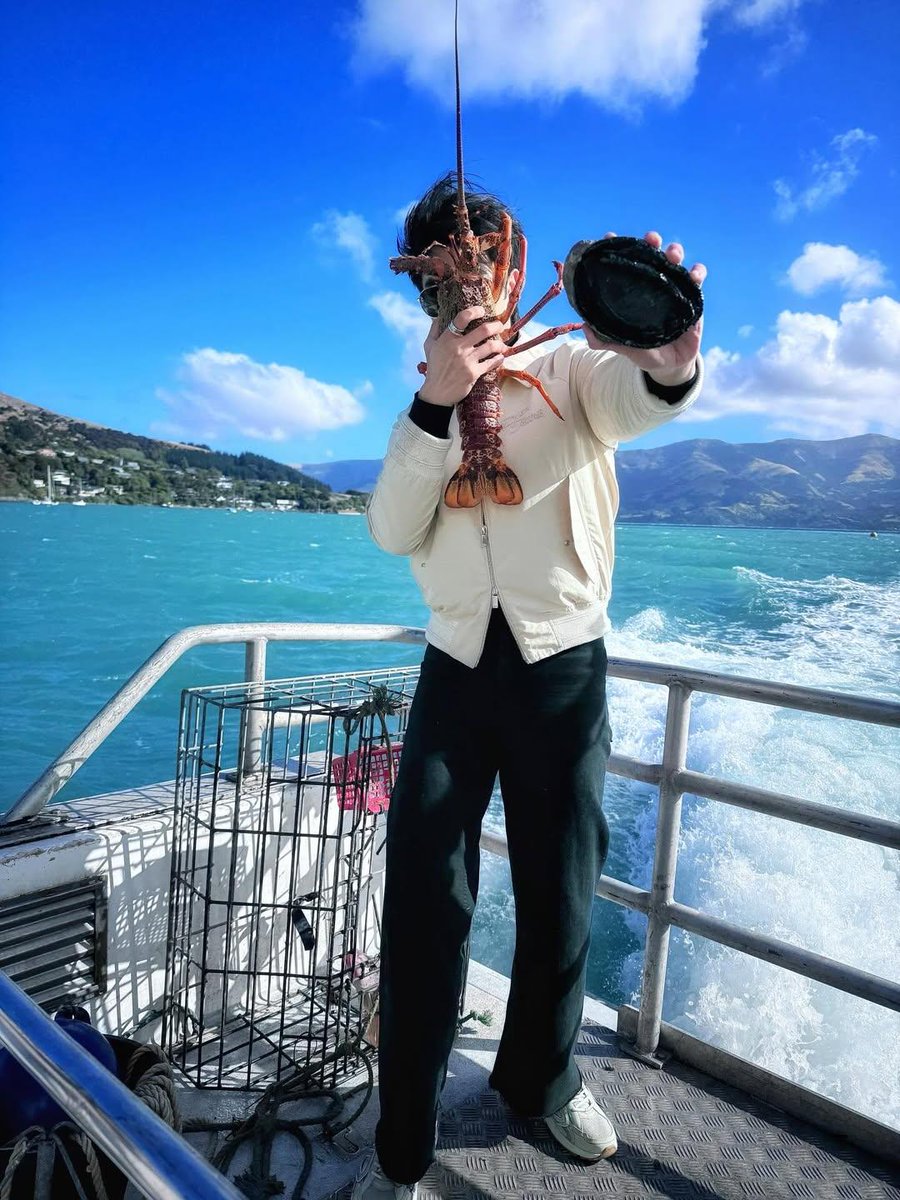 15mileamore's tweet photo. 150126 @milephakphum IG
,,, จุ้ง หอย หมู ปลา In New Zealand🕊️🦞🦪 ,,,
—
Lovely memories in New Zealand 🥰💚
#MilePhakphum
#WhatATrip https://t.co/2P8JmJIlkG