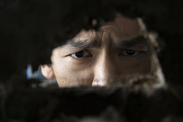 AFRAID アフレイド
明確な恐怖ではなく、不定形のものに常に支配され、危険に晒され続けているような居心地の悪さ　とある家族の日常を通して見る事で、逃げられない隷属感をより卑近に感じる嫌な秀作　これがSFではなく既に突入した現代であり、そう遠くない将来の可能性をはらんでるのが何より怖い