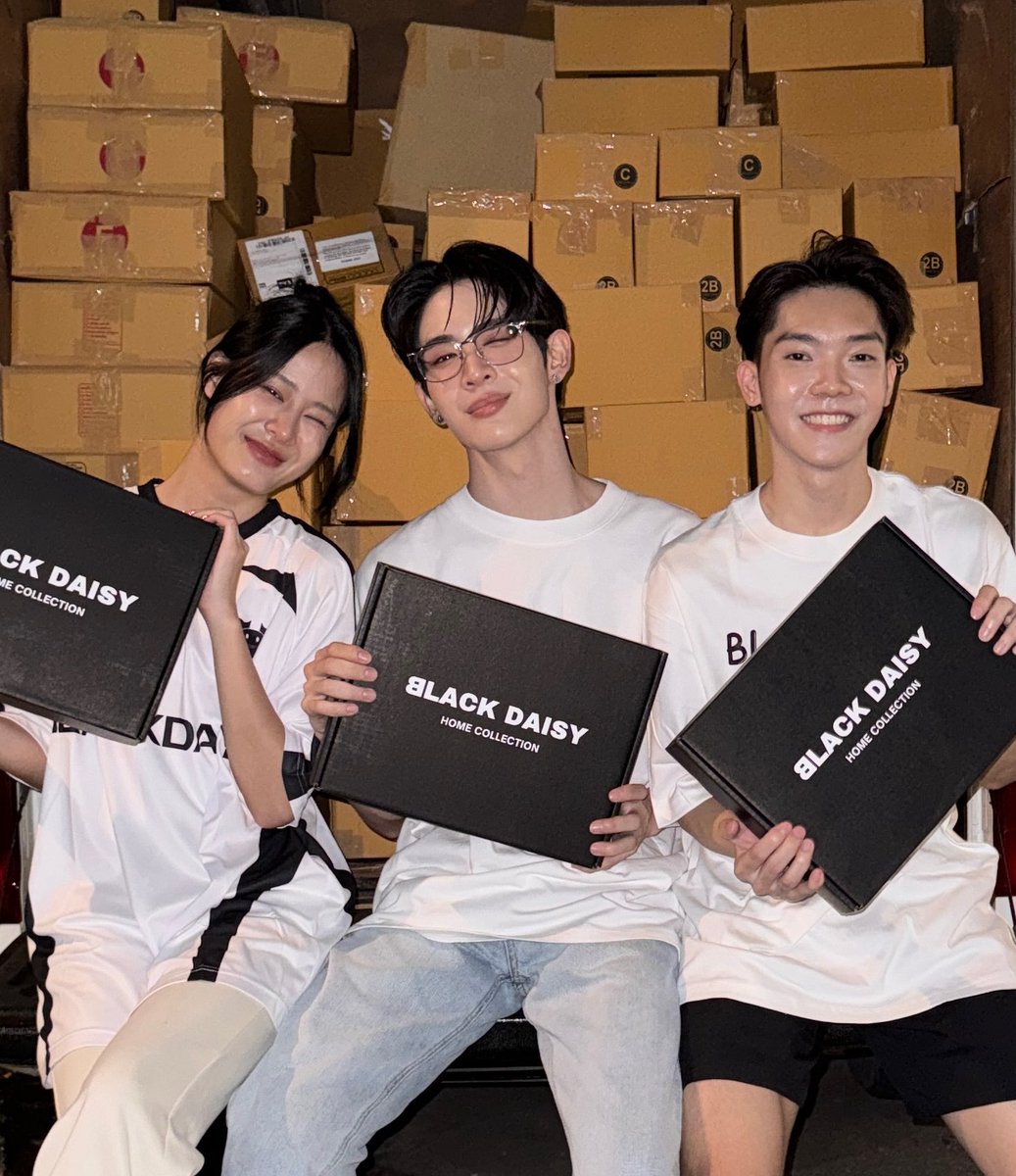 ช่วงต้นปีที่ผ่านมาเร็วๆนี้ขอบคุณสำหรับกำลังใจจากทุกคนมากๆเลยนะครับ ผมจะนำคำชื่นชมและคำติชมมาปรับใช้พัฒนาในการทำงานไม่ว่าจะบริบทไหนก็ตามแต่ ผมเข้าใจครับว่ามีบางคนที่ชอบกับคนที่ไม่ชอบ ผมไม่สามารถปรับความคิดหรือทัศนคติของทุกคนได้