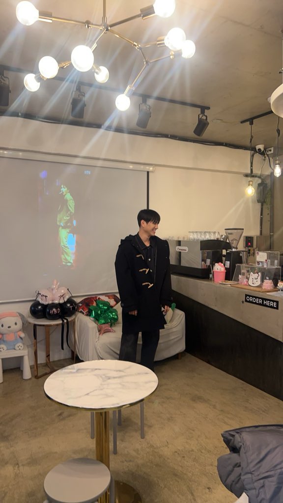 NingNing_0526's tweet photo. 谢谢你来
生日快乐🎂🎊 https://t.co/wp4a5Wl69I