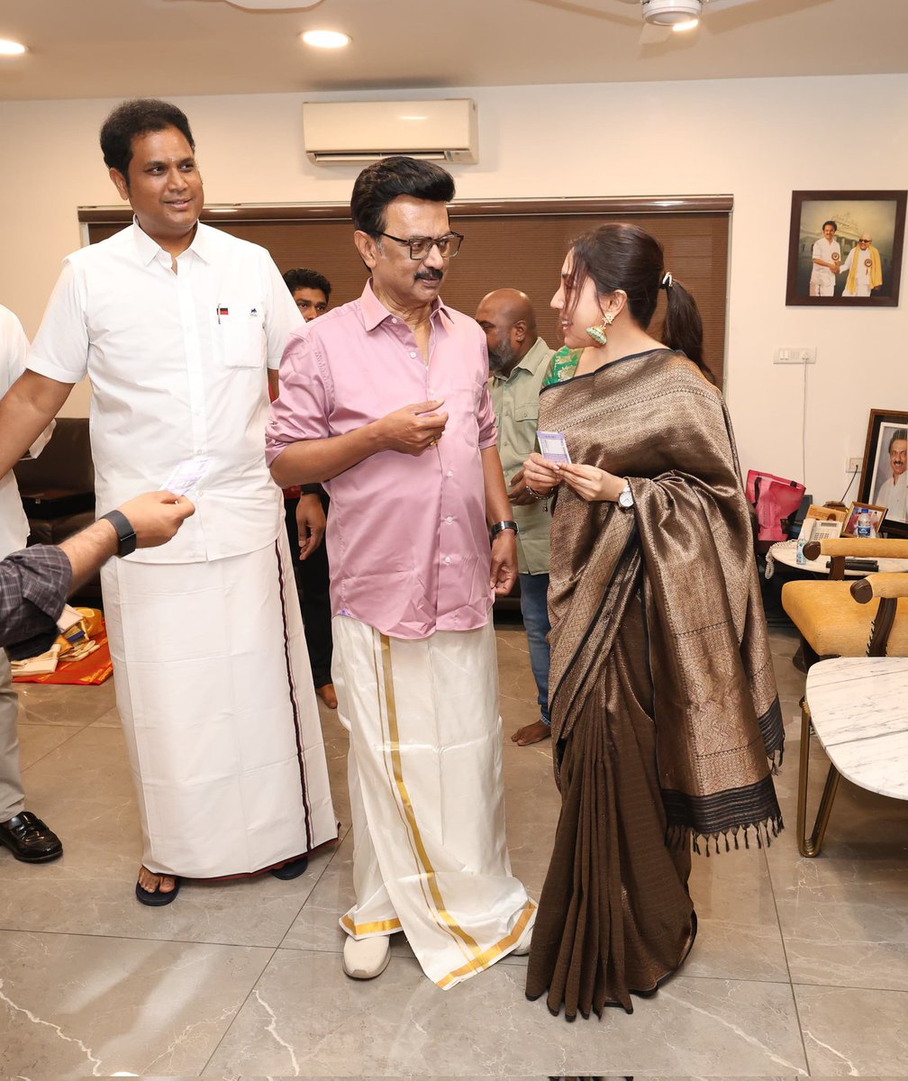 இன்று (15.01.2026), சென்னை – ஆழ்வார்பேட்டை இல்லத்தில், கழகத் தலைவர் – மாண்புமிகு தமிழ்நாடு முதலமைச்சர் <a href="/mkstalin/">M.K.Stalin - தமிழ்நாட்டை தலைகுனிய விடமாட்டேன்</a> அவர்களைச் சந்தித்து பொங்கல் வாழ்த்துப் பெற்றேன்.

#divyasathyaraj #politician #dmk #nutritionist <a href="/TRBRajaa/">Dr. T R B Rajaa</a>