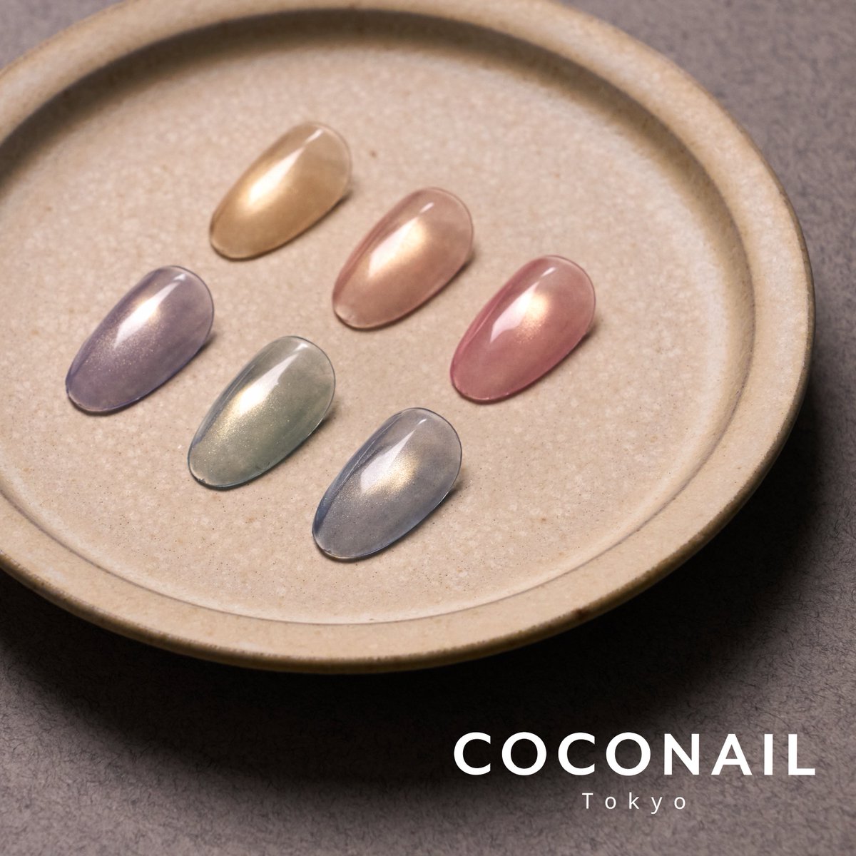 coconail_Pro's tweet photo. L'arcEnCiel series｜好評発売中 ✨

虹色みたいに透けるカラーに、
陽だまりのようなゴールドマグの光。
ちゅるんとしたツヤと奥行きで、軽やかだけど上品な仕上がりに。

#coconail #セルフネイル #剥がせるネイル #ペン型ジェル #マグネットネイル  #ご褒美ネイル https://t.co/3OHK9iR6X5
