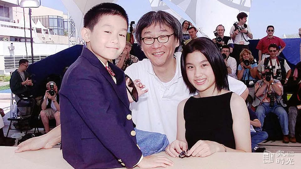 FaGmFez22JMCBq6's tweet image. 1.《하나 그리고 둘》의 어린 배우들은 지금 어떤 모습일까? 8세의 나이로 양양을 연기한 조나단 창은 지금도 영화 배우로 활동 중이고 12세의 나이에 자기보다 많은 고등학생 팅팅 역할을 한, 켈리 리는 이 영화가 처음이자 마지막 영화였다.