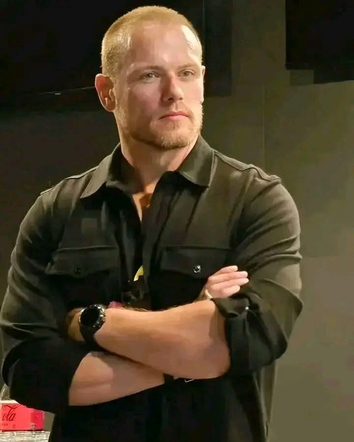 Sam Heughan
🤪😁