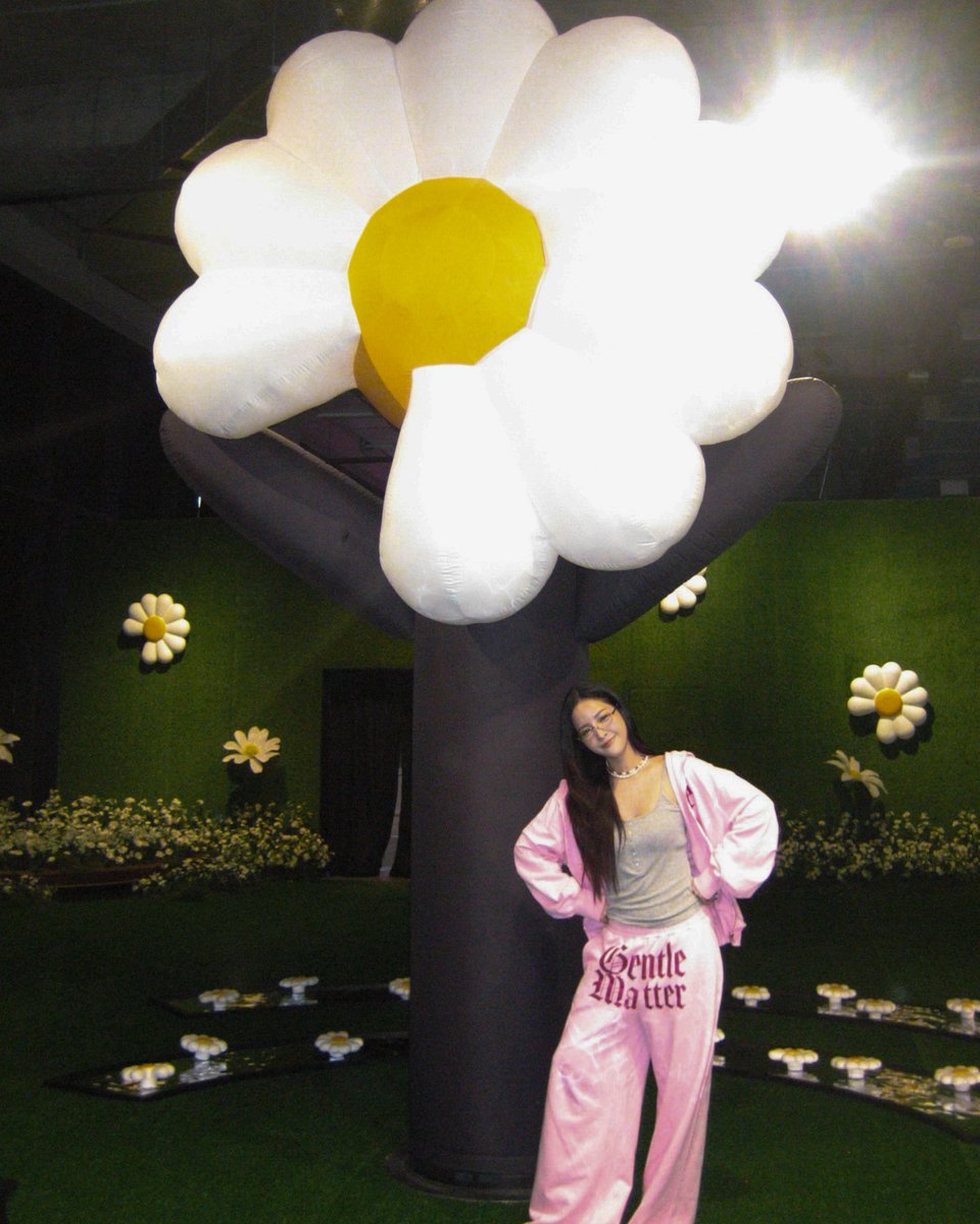 คนรัก GD จะพลาดได้ไงง 
“G-DRAGON MEDIA EXHIBITION: Übermensch” เมื่อ G-DRAGON นำจักรวาลความคิดและตัวตนทางศิลปะ มาปักหมุดที่กรุงเทพฯ 

📍 สถานที่ ชั้น 1, EMSPHERE

#GDRAGON #Übermensch #GDRAGONExhibition 
#GDRAGONinBangkok