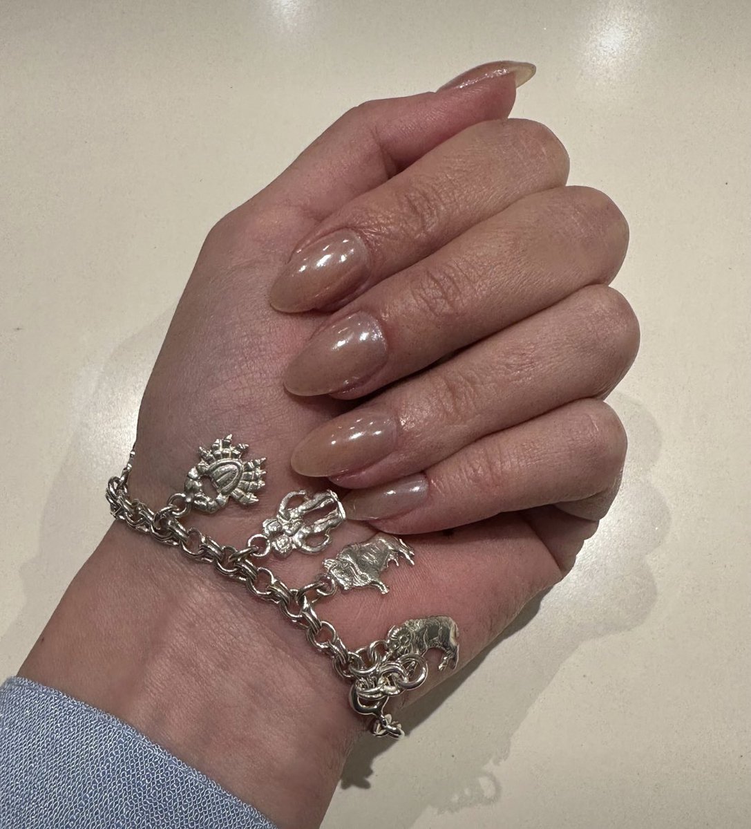 Novavee1's tweet image. New nails and new zodiac bracelet to start the new year… have any fun resolutions?🥰🥵