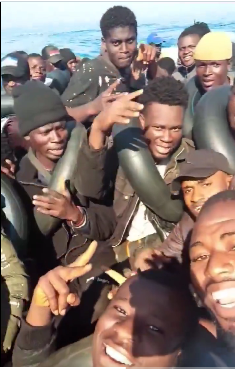 Ta kobieta (<a href="/EvaVlaar/">Eva Vlaardingerbroek</a>) dostała zakaz wjazdu do Wielkiej Brytanii za krytykę premiera <a href="/Keir_Starmer/">Keir Starmer</a>, bo "nie sprzyja dobru publicznemu”.
Jednocześnie panowie w łodzi najwyraźniej dobru publicznemu w UK sprzyjają.