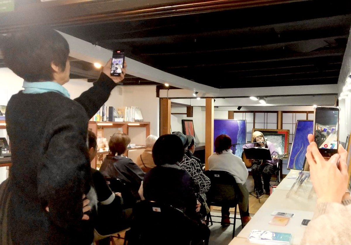 m424sara's tweet photo. 1/12 「コーヒーノススメ」さんでの後藤吉久さんの個展に参加させて頂きました！
前も聴いてくれていてまた来てくれた方、新しく聴いてくれた方、本当に感謝です🤲
約1時間という時間を一緒に皆さんと作れて嬉しいです！
後藤さんのエスプレッソアートもとても可愛らしくて素敵です☕️✨ https://t.co/W9AwHuvG9U