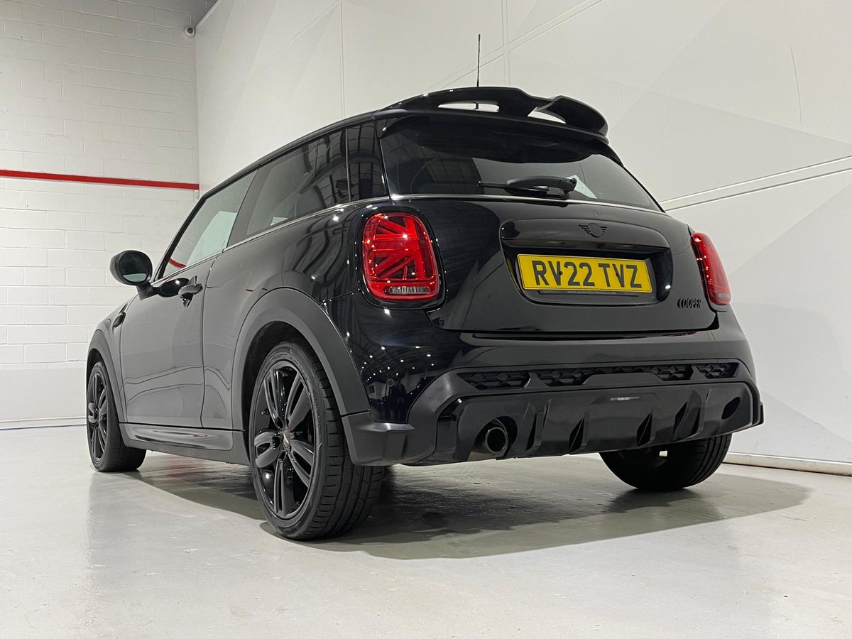 Mini Hatch Cooper Sport in Midnight Black II 
Interior Features: Apple CarPlay, heated front seats 
Exterior Features: JCW sports styling, rear parking   sensors
🚗 <a href="/MINI/">MINI</a> 
💻 motorlinedirect.co.uk/used-mini-hatc…
#MINICooper #MotorlineDirect