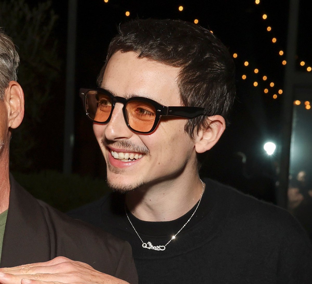 Robert gave his glasses to Timothée 🥰