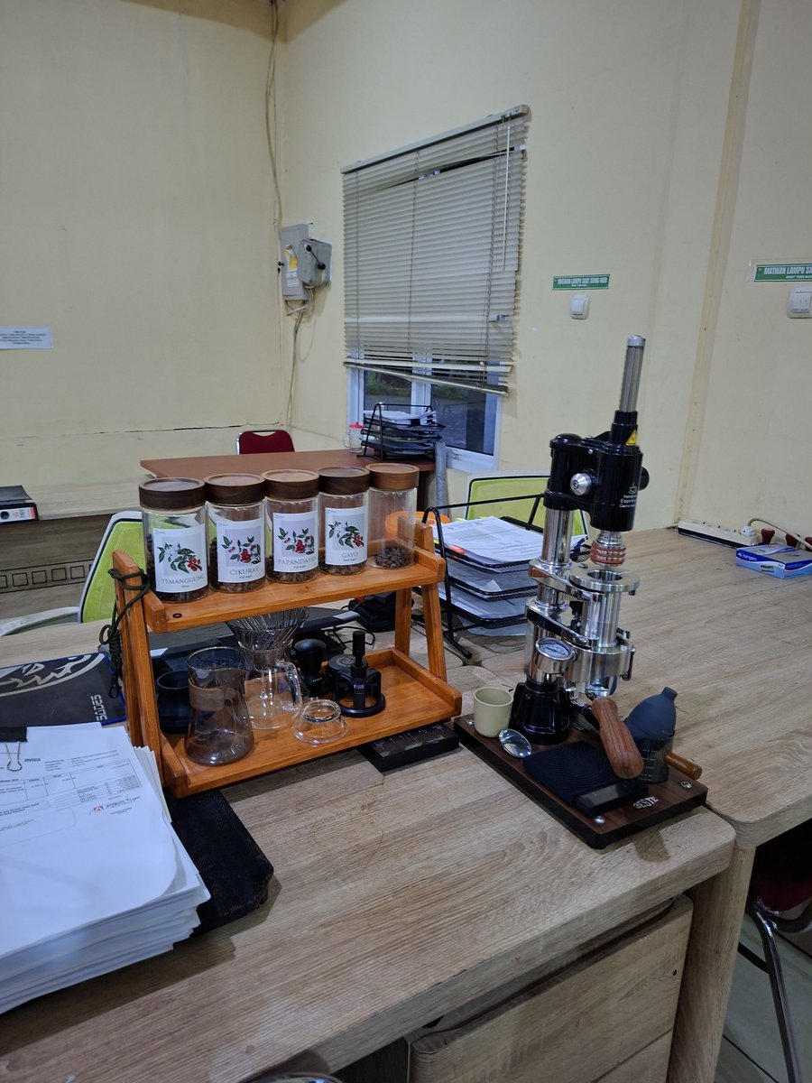 httpslalak's tweet image. day 4 lembur dengan pekerjaan yang sama JUJUR ANGKAT TANGAN KAGA KUAT YAK