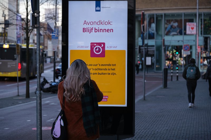 Update avondklokzaak:
 
De zittingen van gisteren kunnen we niet anders omschrijven dan absurdistisch. Maar allereerst is een compliment aan de rechter op zijn plaats, die heel goed was ingelezen en bijzonder kritisch en gefrustreerd was op het Ministerie van J&amp;V. Zij noemde de