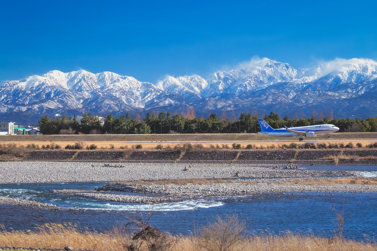 富山空港から飛び立つ飛行機

神通川と立山連峰、富山の魅力がぎゅっと詰まってますね
写真は先週、富山市から撮影