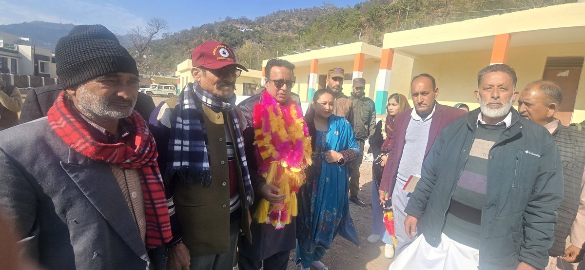 chzulfkarali's tweet photo. Visited Khawas, interacted with the people, and listed the grievances of the area. I am thankful to Gulam Ali Khatana, Hon'ble MP RS, for patiently listening to the problems and providing on-the-spot instructions for redressal. https://t.co/YphPZKyeSY
