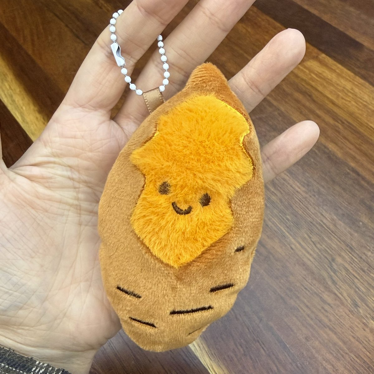 오늘 산 군고구마 키링 정말 귀엽다..🍠