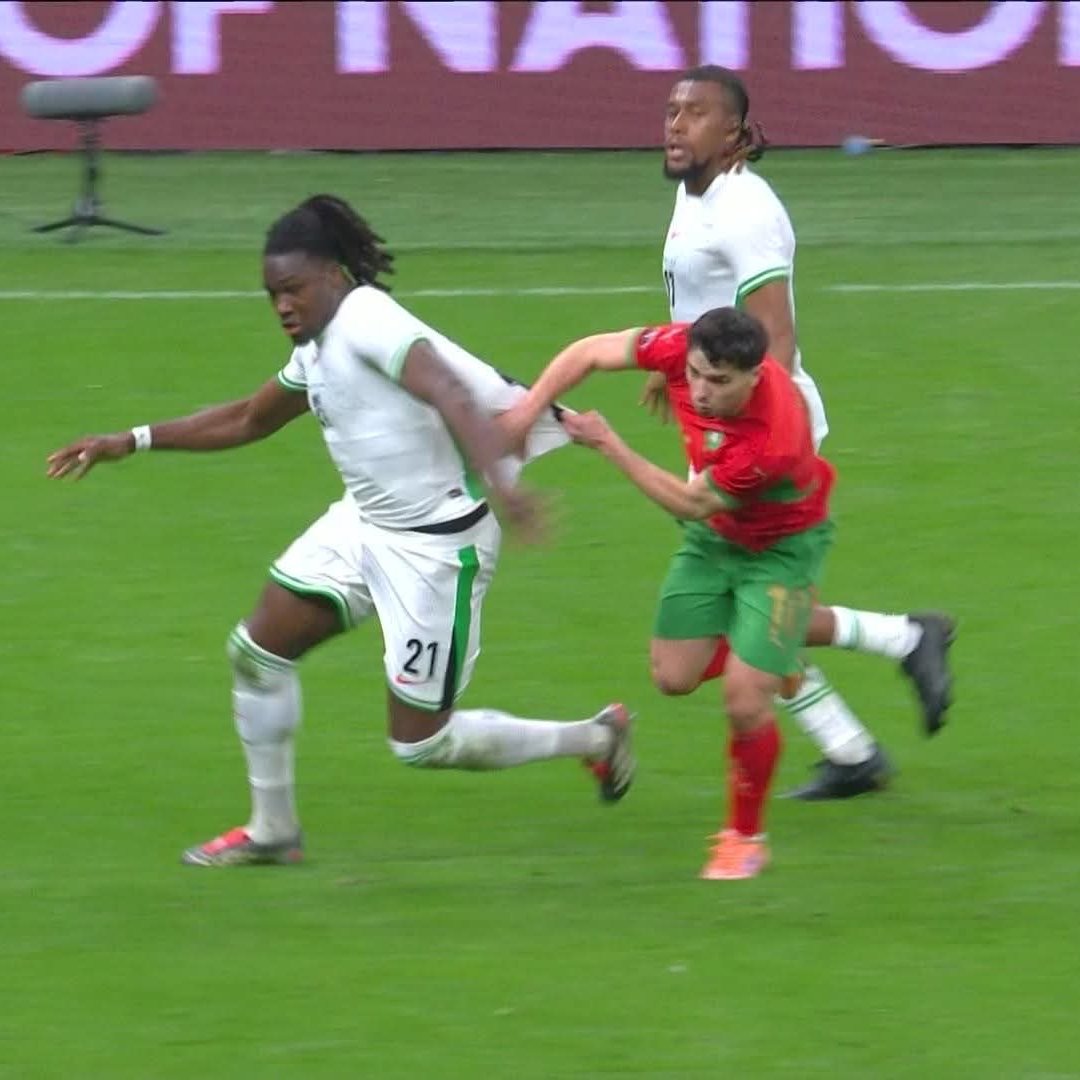 SmartCryptoNew's tweet image. Romance                  VS         Harassment