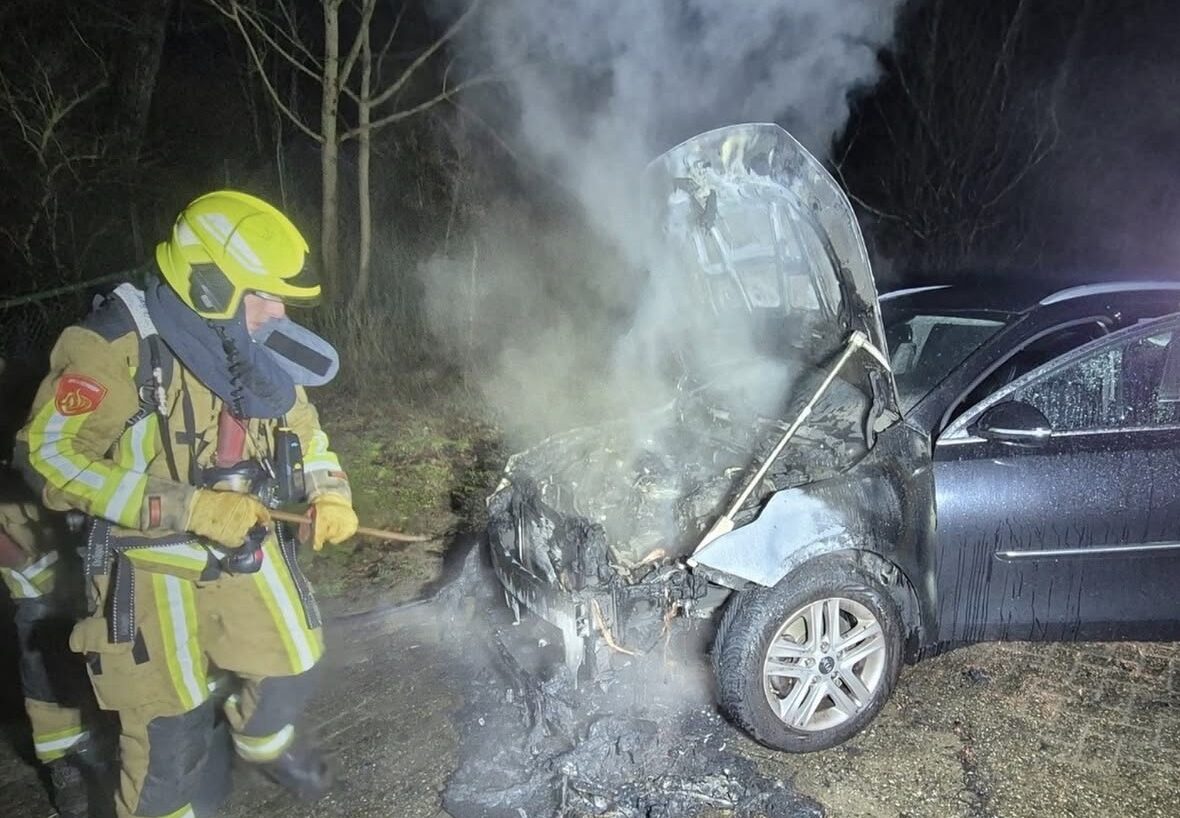 Auto vliegt in brand door technisch mankement in Zandvoort