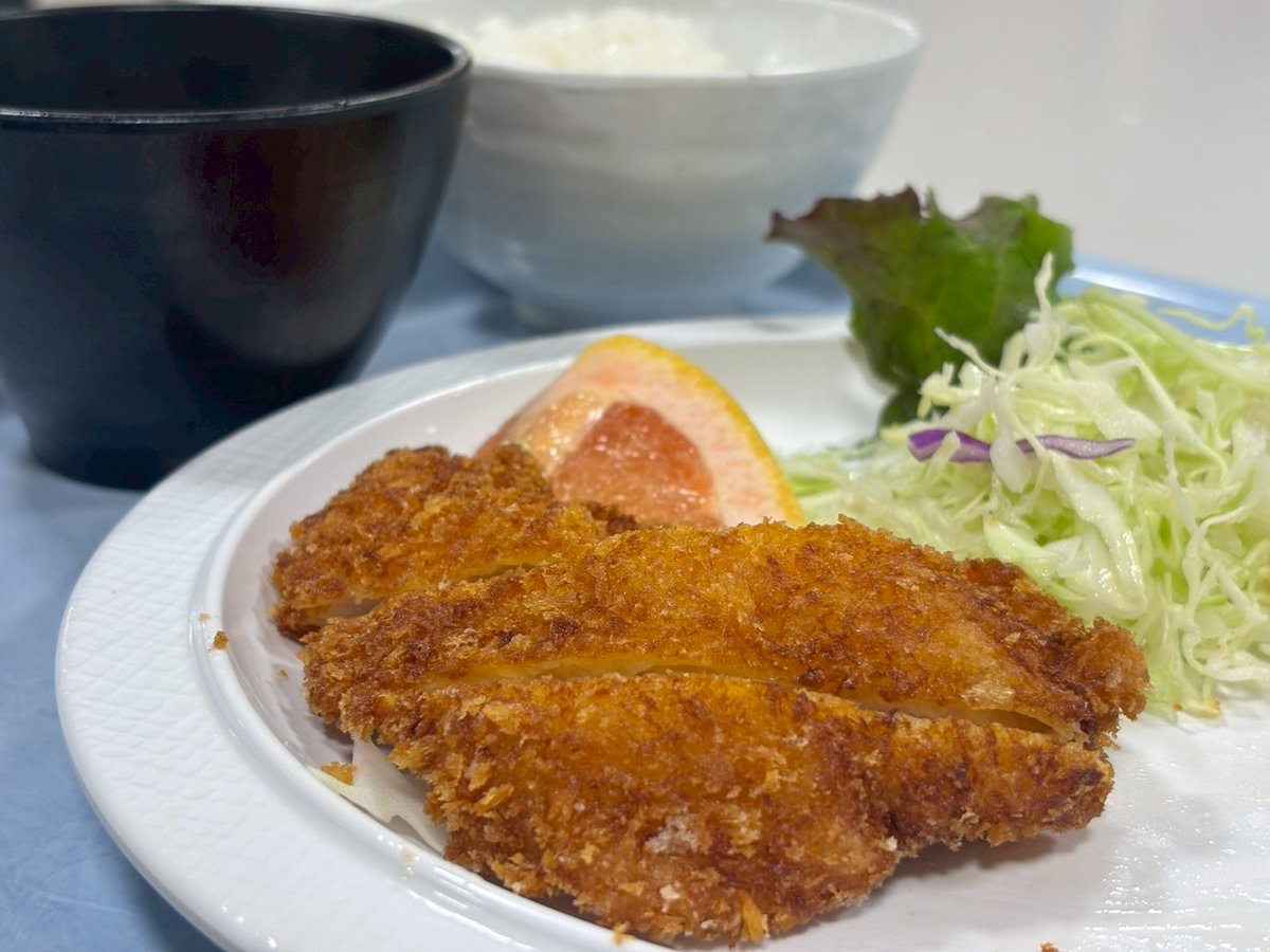 本日は、今年度最後の学食の写真です！昼休憩中の食堂は多くの学生で賑わいます。ボリューム満点の定食でエネルギーチャージできました！
#名古屋芸術大学 #声優アクティングコース #声アク6期生