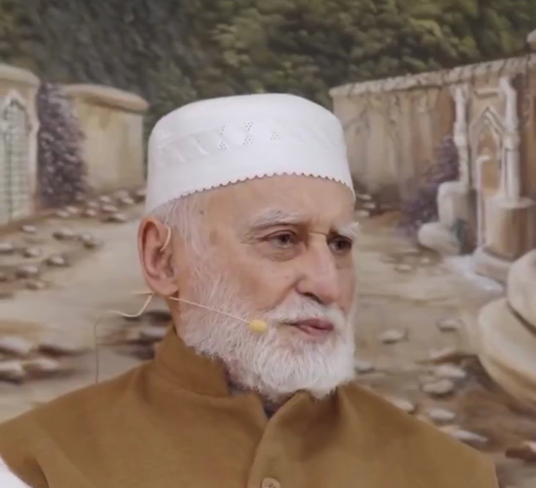 Kesinlikle birini paylaşıp şahısperestlik yapma değil amacım ama ben biraz insanları yüzlerinden tanırım zannederim fakat bu mübarek zatta buna gerek yok hayırlı bir insan olduğu, letafeti yüzüne yansımış. Rahmetli dedem de böyleydi yüzleri zaten birbirini hatırlatıyor, ikisinden