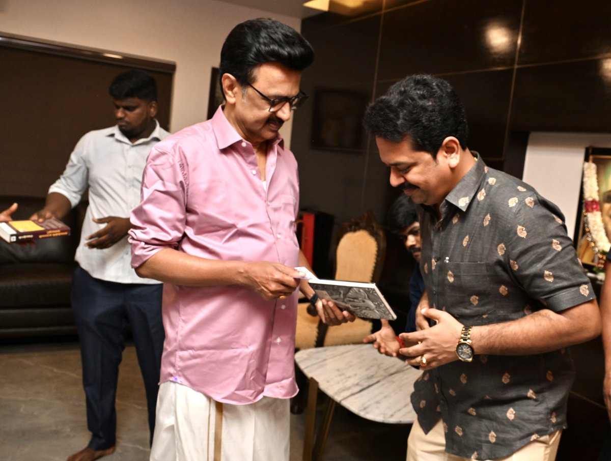 வாழ்வில் மகிழ்ச்சி பொங்கிட இதயத்தில் இன்பம் பொங்கிட மாண்புமிகு தமிழ்நாட்டின் முதல்வரிடம் பொங்கல் வாழ்த்துப் பெற்று இன்புற்ற பொழுதில்
🖤❤️

#திராவிடப்_பொங்கல்
#இன்பம்பொங்கும்தமிழ்நாடு 
#தமிழர்திருநாள்

#chennaiwestdmk 
#chennaiwestdmkitwing 
#dmkitwing 
#vinodthvj
<a href="/mkstalin/">M.K.Stalin - தமிழ்நாட்டை தலைகுனிய விடமாட்டேன்</a>