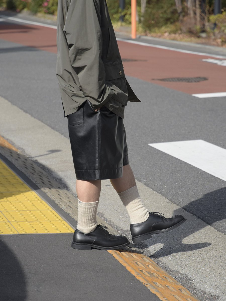 柔らかく上品な風合いのシープナッパレザーを用いた"LEATHER EASY SHORTS"。ワイドシルエットかつ膝下丈なので、カジュアルなスタイルは勿論、ジャケットなどの綺麗なスタイリングに合わせるのもおすすめです。

¥47,300 TAX IN

onlinestore.1ldkshop.com/c/brand/univer…