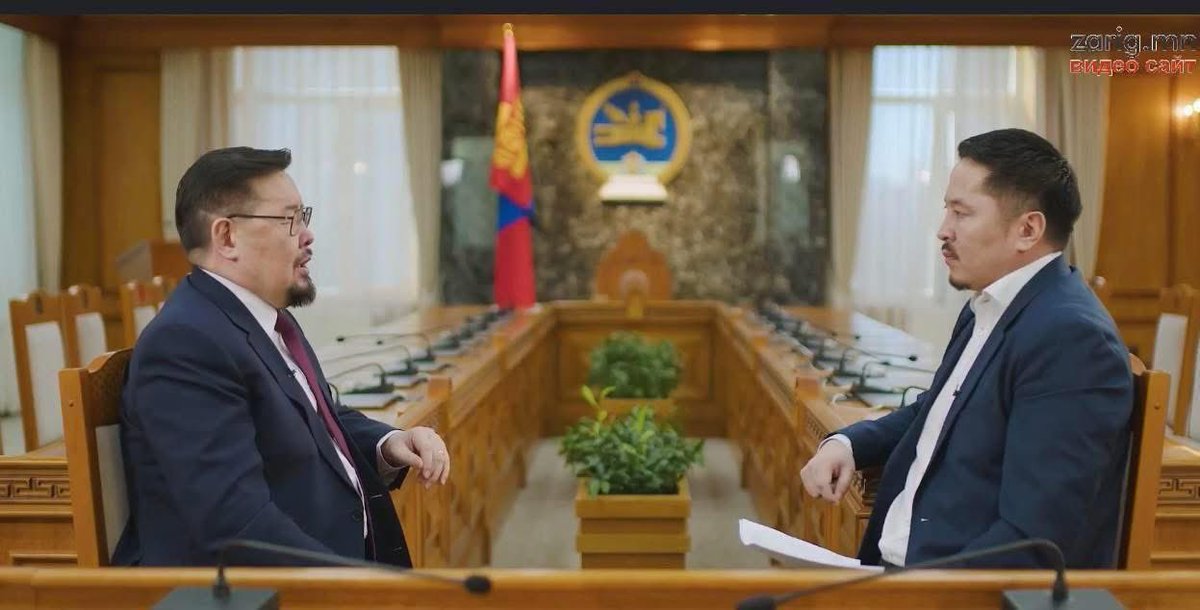 g_ganbat's tweet image. Үзлээ үзлээ.
Гүйцэтгэх засаглалын тэргүүний хувьд данхайлгаж, сагарсан бүгдийг эмхэлж цэгцлэх гэж хичээж байгаа бололтой. Гэвч ярилцагч нь дэндүү гологдоод огтоос болсонгүй. 
Номтой сэтгүүлч нүдний гэм болж, сумтай микрофончдын үе ирсэн цаг болохоор хэцүү ч юмаа даа.