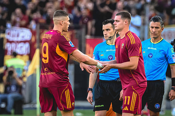 LAROMA24's tweet image. 👥 Artem ed Evan hanno mercato anche in Italia 🧐

[@CorSport]

➡️ tinyurl.com/2f7t62bx
#ASRoma #Dovbyk #Ferguson