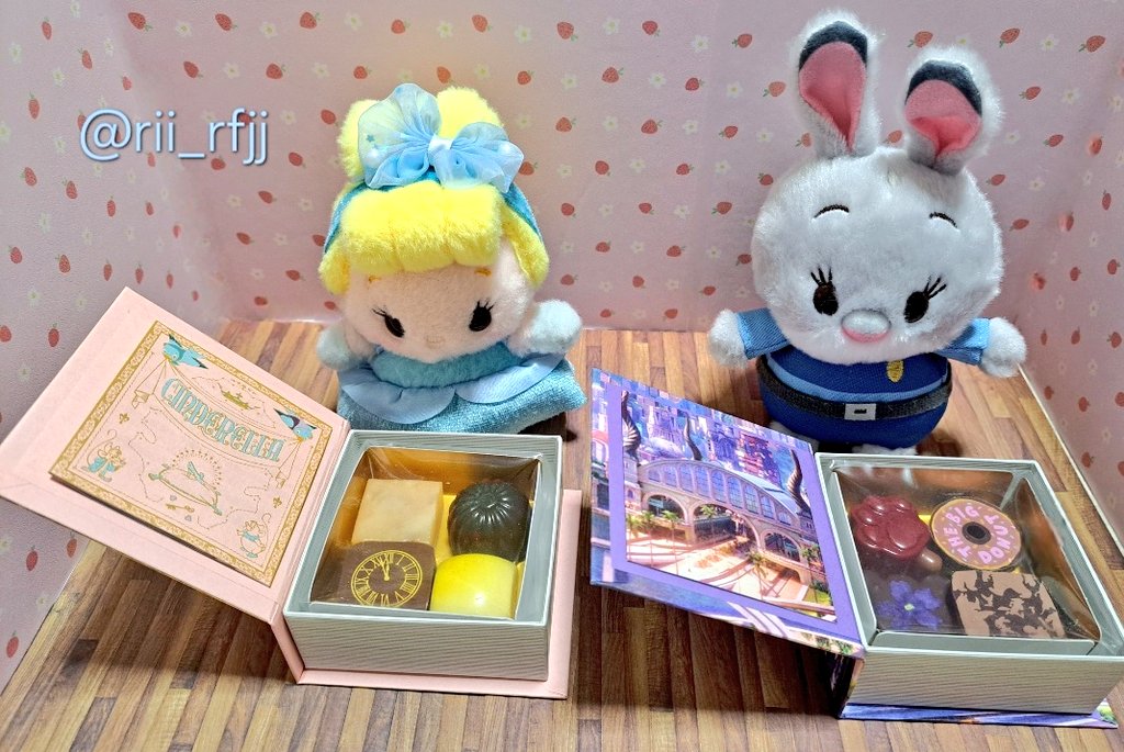 クラブハリエのズートピアとシンデレラのチョコレートを買った。
シンデレラは去年迷って結局買い逃していたので購入できて嬉しい。
こんなに高価なチョコレートを買ったのは初めて...!!食べるのが楽しみ。