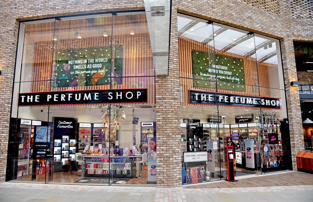 A1RetailMag's tweet image. The Perfume Shop sold over 63,000 bottles of perfume a day during Christmas period in 2025. Find out more ➡️ a1retailmagazine.com/latest-news/th… #retail #retailnews #successful #festive #trading #period @ThePerfumeShop