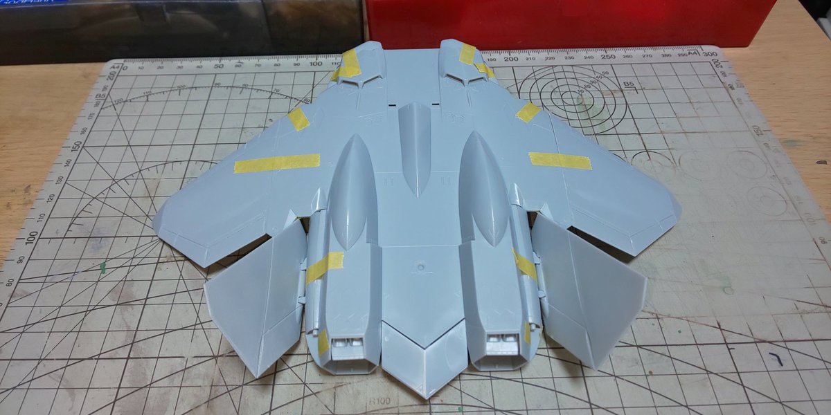 rianPSO2's tweet image. 主翼と垂直尾翼の仮組終りだっぴ～(。-ω-)ノ
後はノズル系と主脚とか細かいパーツの仮組だっぴ🐤
仮組ですでにカッコいい機体だっぴ～🐸