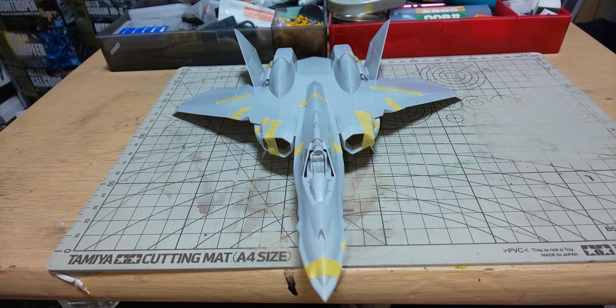 rianPSO2's tweet image. 主翼と垂直尾翼の仮組終りだっぴ～(。-ω-)ノ
後はノズル系と主脚とか細かいパーツの仮組だっぴ🐤
仮組ですでにカッコいい機体だっぴ～🐸