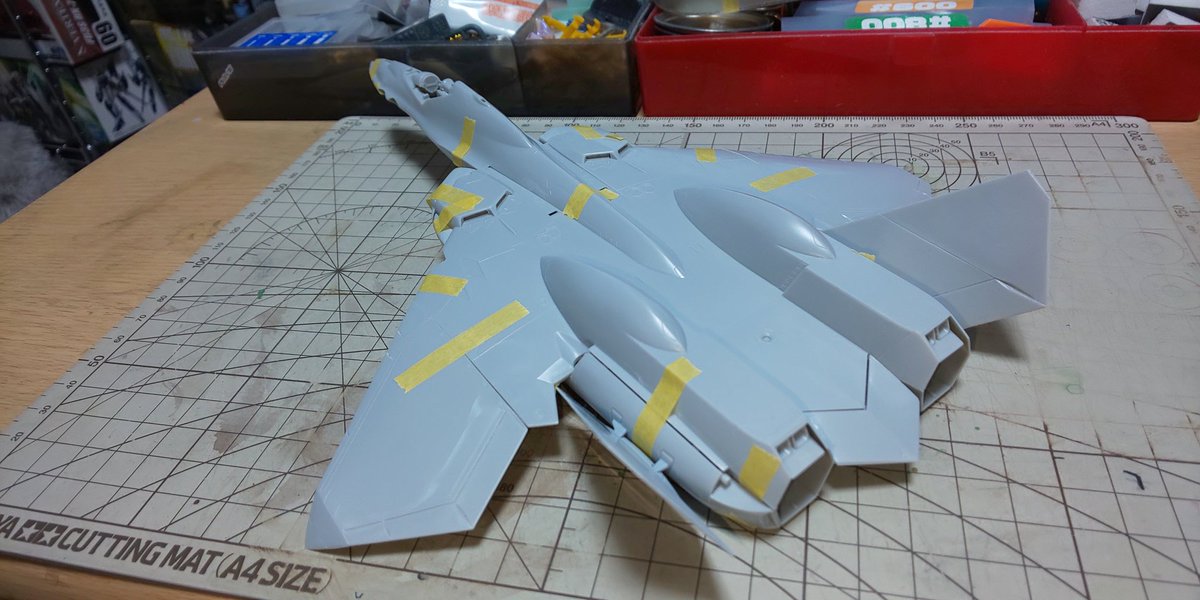 rianPSO2's tweet image. 主翼と垂直尾翼の仮組終りだっぴ～(。-ω-)ノ
後はノズル系と主脚とか細かいパーツの仮組だっぴ🐤
仮組ですでにカッコいい機体だっぴ～🐸