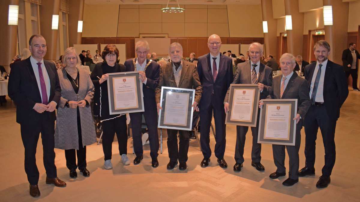 Herausragende Ehrungen beim Stadtempfang: Am Mi., 7. Januar, fand die Verleihung der Ehrenbürgerwürde an 5 Persönlichkeiten statt, die sich besonders um Salzgitter verdient gemacht haben. Mehr Infos zu den Geehrten:salzgitter.de/pressemeldunge… #salzgitter #ehrenbürger #stadtsalzgitter