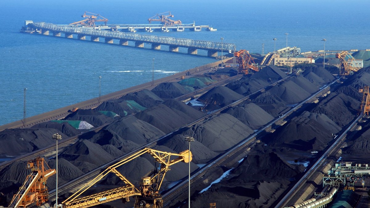 sxcoal's tweet image. China's thermal coal market showed mixed signals. Prices of domestic coal at N ports softened slightly on weak buying interest, while imported coal remained firm due to supply constraints in key regions like Indonesia.

More: sxcoal.com/tylQPG

#ThermalCoal #CoalPrice