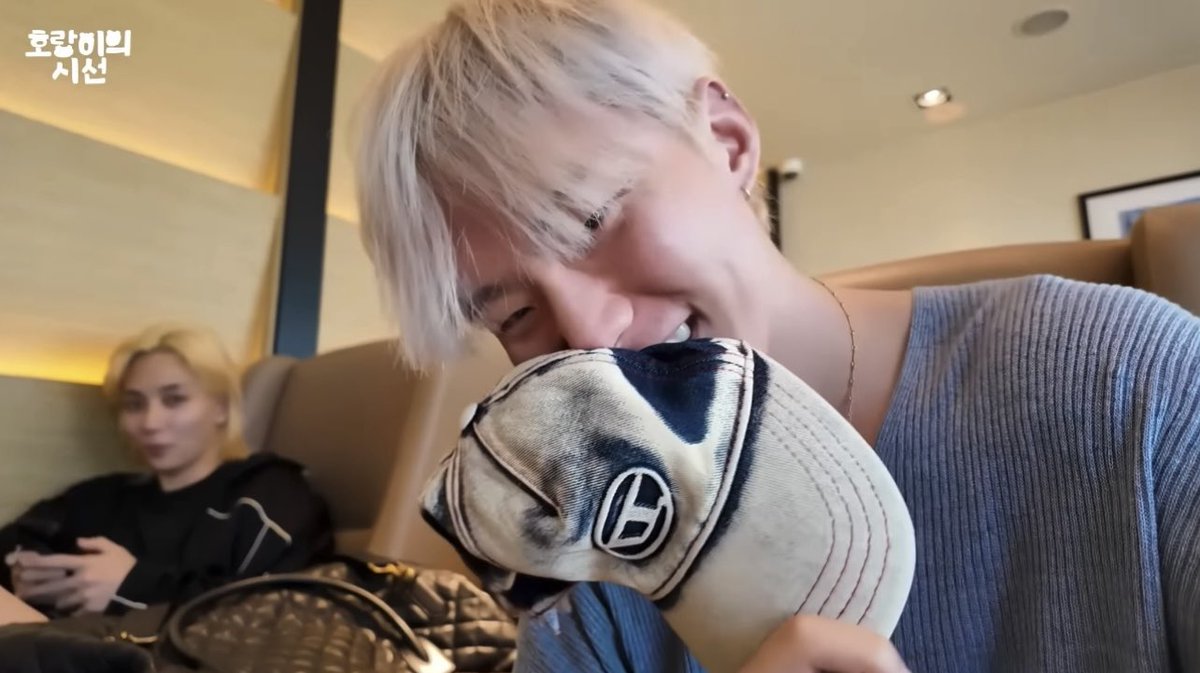 flamehanie's tweet image. jeonghan praised hoshi’s english, and hoshi wanted more SO HE KEPT TRYING TO GET JEONGHAN’S ATTENTION HAHAHAHA 😭😂

🐯this is coffee
👼oh why are u so good at english?
🐯this is coffee😎
👼…
🐯tasty
👼…
🐯this is ball cap
👼*notice* 😯🙂‍↕️

— 260115 #정한 #호시