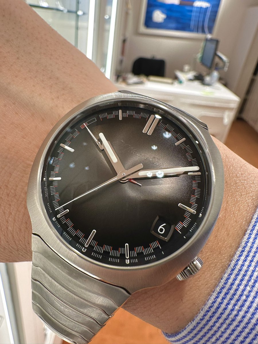 riberowatch's tweet image. 究極の「普通」を装った、化け物時計。

一見、タフな3針のスポーツウォッチ。

でも実は、閏年まで自動判別する「永久カレンダー」搭載。

・カレンダー調整の禁止時間帯なし（壊れない）
・中央の極小針が「月」を示す天才的発想
・パワーリザーブ7日間