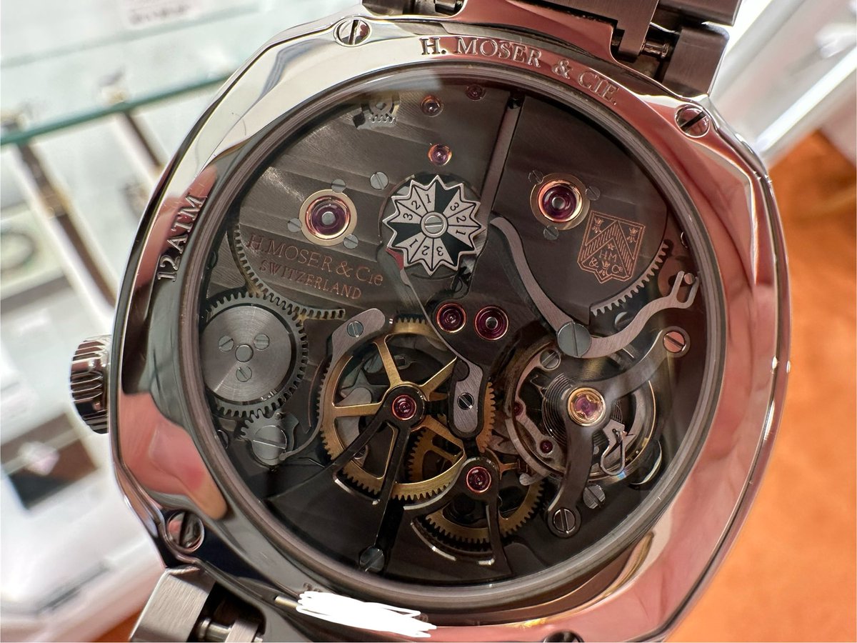 riberowatch's tweet image. 究極の「普通」を装った、化け物時計。

一見、タフな3針のスポーツウォッチ。

でも実は、閏年まで自動判別する「永久カレンダー」搭載。

・カレンダー調整の禁止時間帯なし（壊れない）
・中央の極小針が「月」を示す天才的発想
・パワーリザーブ7日間