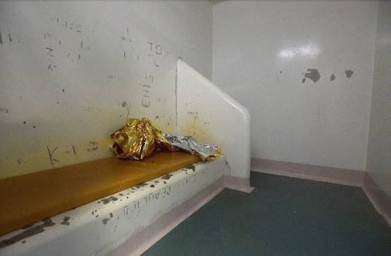 cpasdeslol_X's tweet image. 🚨 ALERTE INFO | Un homme de 20 ans est décédé après avoir mis le feu à son matelas avec un briquet dans une cellule de dégrisement de la gendarmerie de Revel (Haute-Garonne). Malgré l’intervention d’un gendarme pour le sortir des flammes, la victime a succombé à ses blessures.…